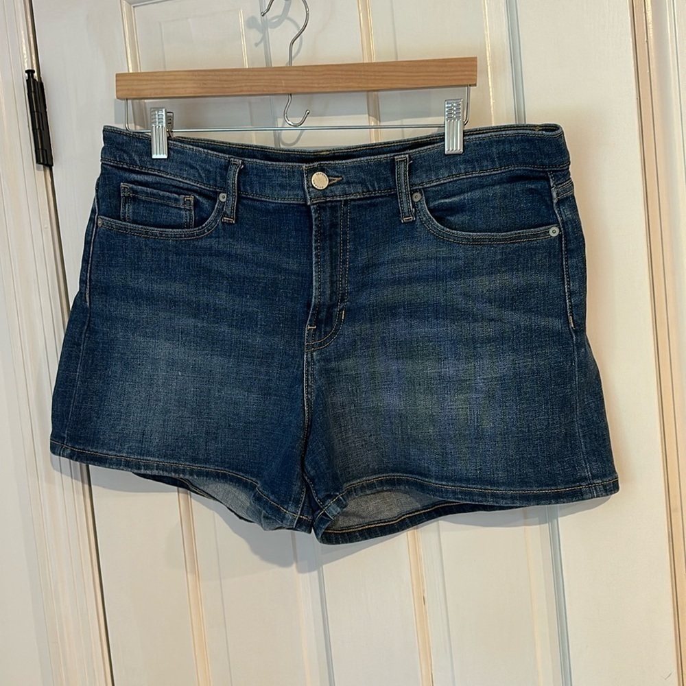 Lightly used the banana Republic mid rise denim short size 32